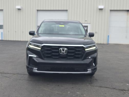 Crystal Black Pearl 2023 Honda Pilot EX-L 7-Passenger