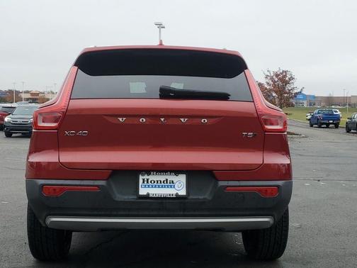 2021 Volvo XC40 T5 Momentum