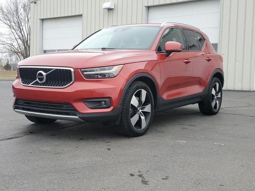2021 Volvo XC40 T5 Momentum