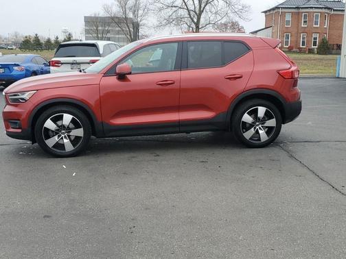2021 Volvo XC40 T5 Momentum