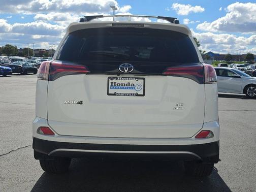 Super White 2018 Toyota RAV4 SE