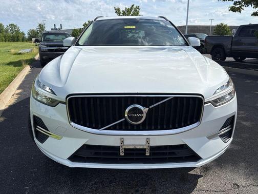 Crystal White Metallic 2022 Volvo XC60 B5 Momentum