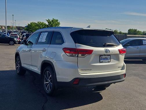 Blizzard Pearl 2019 Toyota Highlander XLE