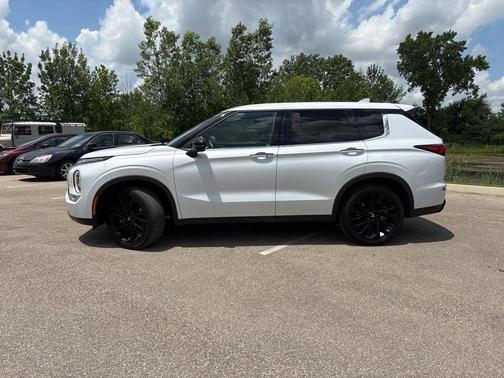 2024 Mitsubishi Outlander SE Black Edition