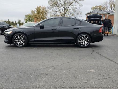 2020 Volvo S60 T6 Momentum