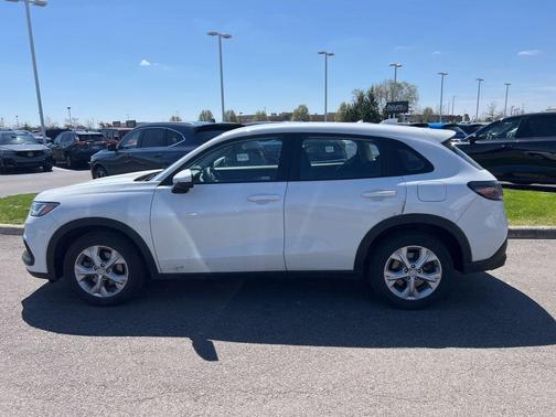 Platinum White Pearl 2023 Honda HR-V LX