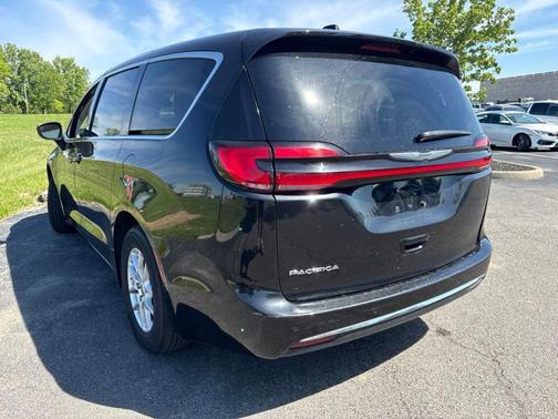 Brilliant Black Crystal Pearlcoat 2023 Chrysler Pacifica Touring-L