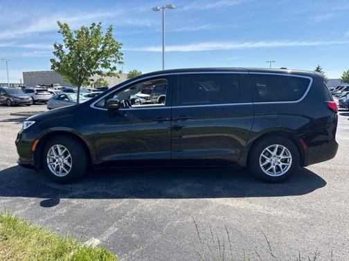 Brilliant Black Crystal Pearlcoat 2023 Chrysler Pacifica Touring-L