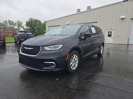 Brilliant Black Crystal Pearlcoat 2023 Chrysler Pacifica Touring-L