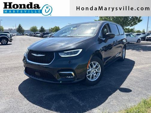 Brilliant Black Crystal Pearlcoat 2023 Chrysler Pacifica Touring-L