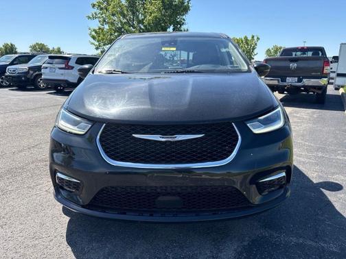 Brilliant Black Crystal Pearlcoat 2023 Chrysler Pacifica Touring-L