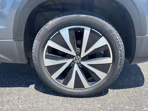 Platinum Gray Metallic 2022 Volkswagen Taos 1.5T SE