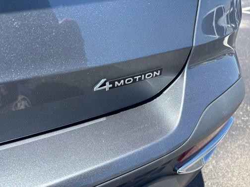 Platinum Gray Metallic 2022 Volkswagen Taos 1.5T SE