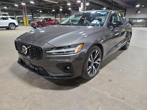 2024 Volvo S60 B5 Core Dark Theme
