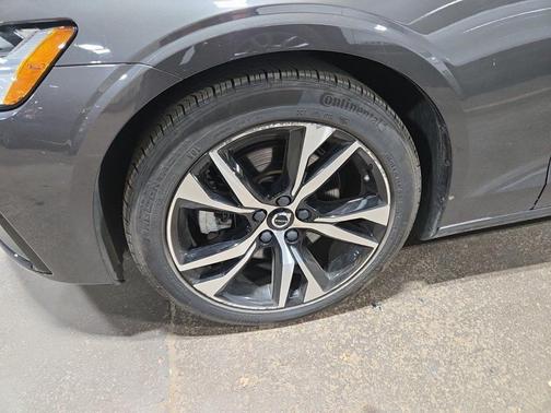 2024 Volvo S60 B5 Core Dark Theme