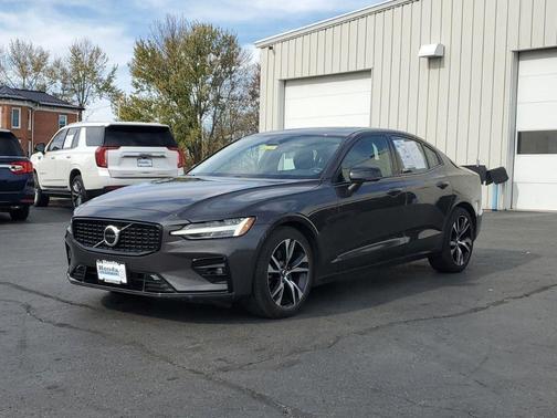 2024 Volvo S60 B5 Core Dark Theme