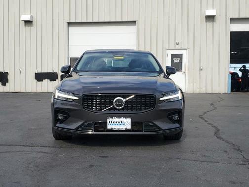 2024 Volvo S60 B5 Core Dark Theme