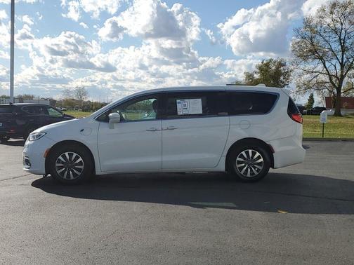 2022 Chrysler Pacifica Hybrid Touring L