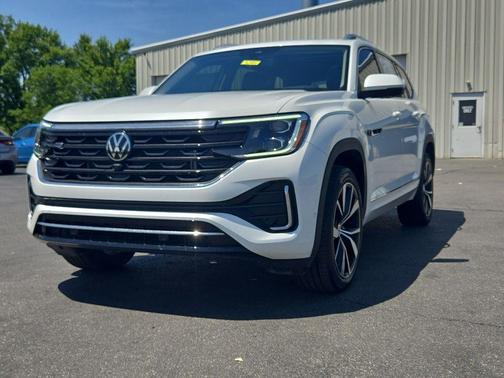 Opal White Pearl Effect 2024 Volkswagen Atlas 2.0T SEL Premium R-Line