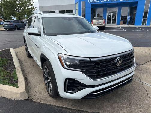 Opal White Pearl Effect 2024 Volkswagen Atlas 2.0T SEL Premium R-Line