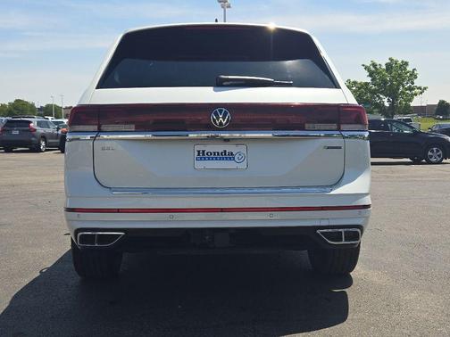 Opal White Pearl Effect 2024 Volkswagen Atlas 2.0T SEL Premium R-Line