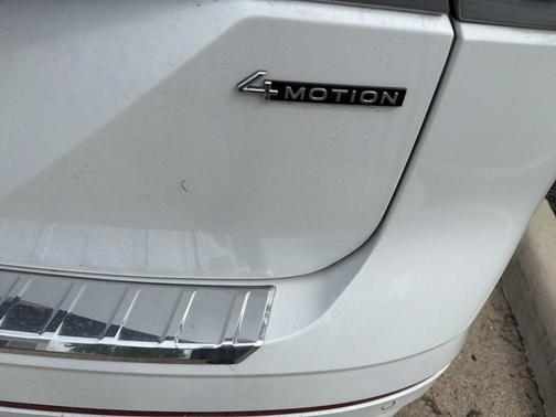Opal White Pearl Effect 2024 Volkswagen Atlas 2.0T SEL Premium R-Line