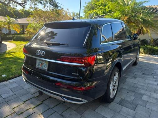 Mythos Black Metallic 2023 Audi Q7 45 Premium