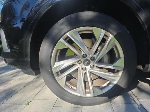 Mythos Black Metallic 2023 Audi Q7 45 Premium
