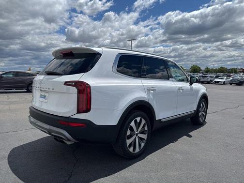 White Pearl 2022 Kia Telluride S