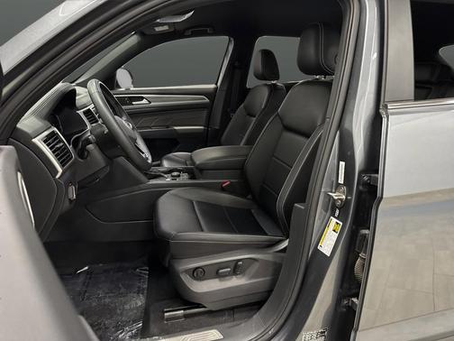 Platinum Gray Metallic 2022 Volkswagen Atlas Cross Sport 3.6L V6 SE w/Technology