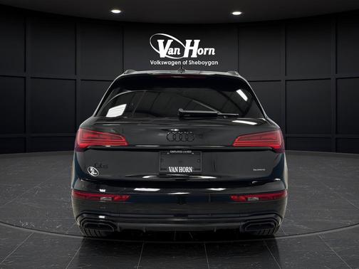Mythos Black Metallic 2024 Audi Q5 e 55 S line Premium Plus