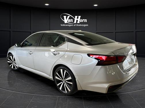 Brilliant Silver Metallic 2021 Nissan Altima SR FWD