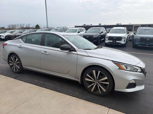Brilliant Silver Metallic 2021 Nissan Altima SR FWD