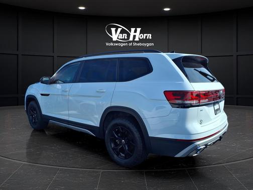 Pure White 2024 Volkswagen Atlas 2.0T SE w/Technology 4MOTION
