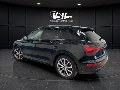 Mythos Black Metallic 2024 Audi Q5 e 55 S line Prestige