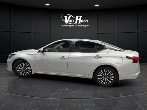 Brilliant Silver Metallic 2023 Nissan Altima 2.5 SV