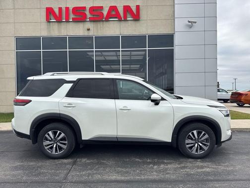 2022 Nissan Pathfinder SL 4WD
