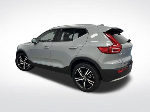 2024 Volvo XC40 B5 Plus Bright Theme