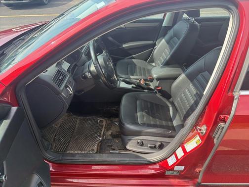 Fortana Red 2015 Volkswagen Passat 1.8T Auto SE w/Sunroof & Nav