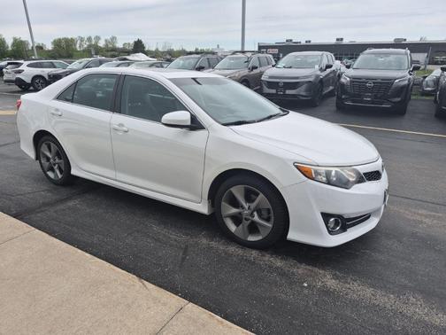 Super White 2014 Toyota Camry SE Sport