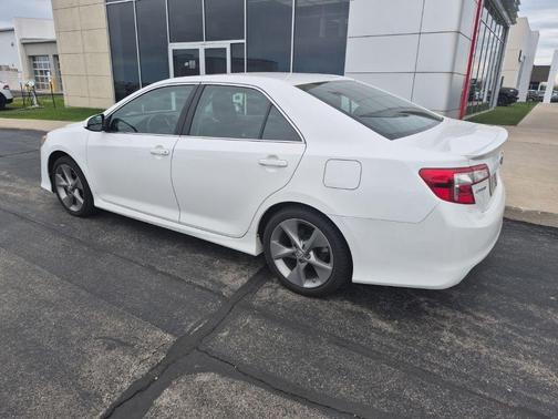 Super White 2014 Toyota Camry SE Sport