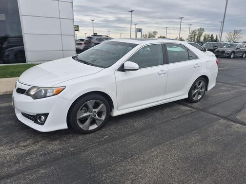 Super White 2014 Toyota Camry SE Sport