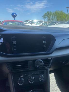 Silver Metallic 2022 Volkswagen Taos 1.5T SE