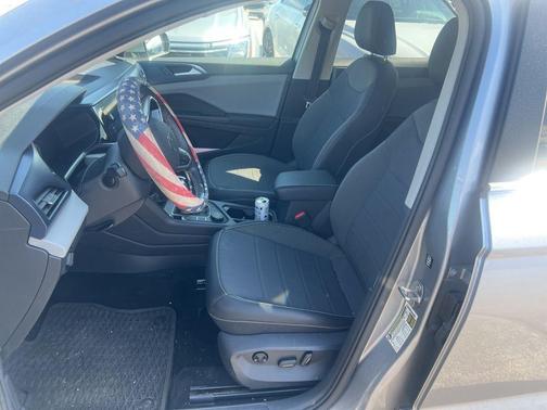 Silver Metallic 2022 Volkswagen Taos 1.5T SE