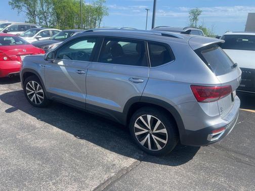 Silver Metallic 2022 Volkswagen Taos 1.5T SE