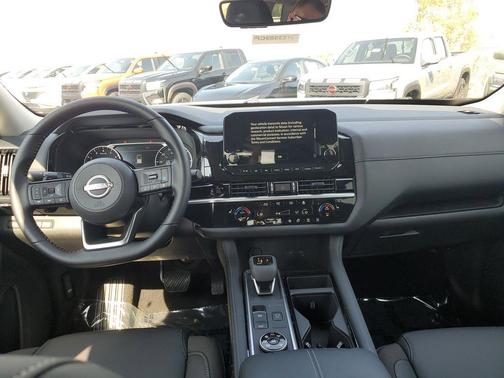 2025 Nissan Pathfinder SL 4WD