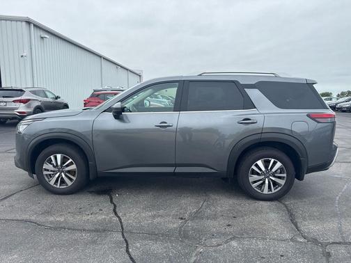 2025 Nissan Pathfinder SL 4WD