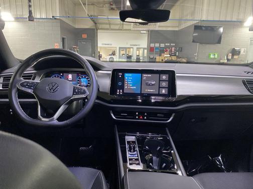 2024 Volkswagen Atlas Cross Sport 2.0T SE w/Technology 4MOTION