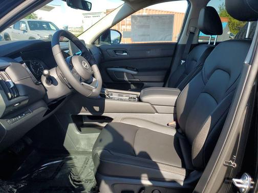 2025 Nissan Pathfinder SL 4WD
