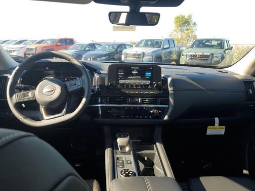 2025 Nissan Pathfinder SL 4WD